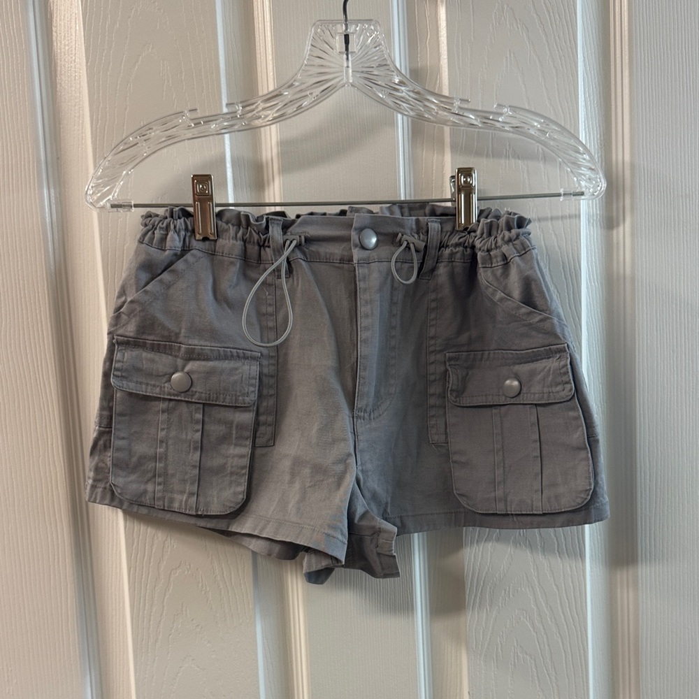 Chic Women's Gray Cargo Shorts